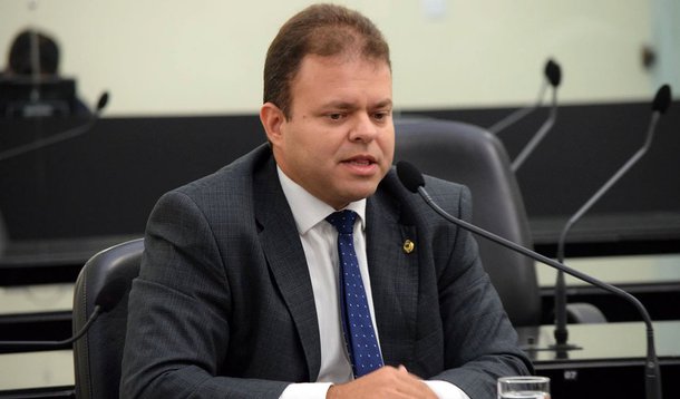 O deputado estadual Léo Loureiro (PPL), que assumiu a vaga do deputado João Beltrão, que pediu afastamento para cuidar de problemas de saúde, registrou mais falta do que presença nas sessões da Assembleia Legislativa de Alagoas; levantamento feito pela Agência Tatu mostrou que Loureiro faltou a 51% das sessões