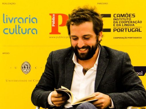 O comediante Gregório Duvivier escreve coluna no jornal Folha de S. Paulo sobre a relação do brasileiro com o Carnaval; para Duvivier, "a gente faz a maior festa popular do planeta, e a gente tem a gente mais legal do planeta"; "O que a gente precisa é construir um país que esteja à altura dessa festa e dessa gente", conclui o colunista