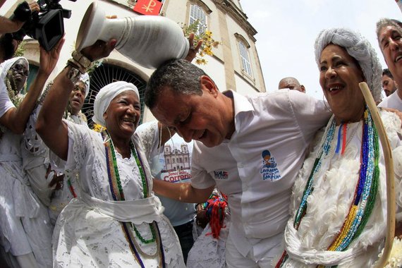 "O Senhor do Bonfim, eu diria, tem uma simbologia grande. E mesmo aqueles que não são católicos identificam no Bonfim um momento de fé do povo, independente da religião de cada um. É uma demonstração da crença em Deus, da crença nos valores espirituais. Simboliza muito o que é a Bahia, esse sincretismo, essa convivência entre as religiões diferentes. Desejo que Deus nos abençoe e que possamos trabalhar muito ao longo do ano", disse o governador Rui Costa na Lavagem do Bonfim, nesta quinta-feira (11)