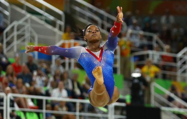 Simone Biles, ginasta com quatro medalhas olímpicas de ouro, disse que foi abusada sexualmente por Larry Nassar, ex-médico da equipe de ginástica dos EUA, a mais recente atleta a acusar o médico de abuso; a norte-americana de 20 anos, que foi integrante chave da equipe dos EUA que ganhou o ouro nos Jogos do Rio de 2016, é mais uma ginasta de alto nível a acusar Nassar de abuso, a exemplo de Gabby Douglas, Aly Raisman e McKayla Maroney