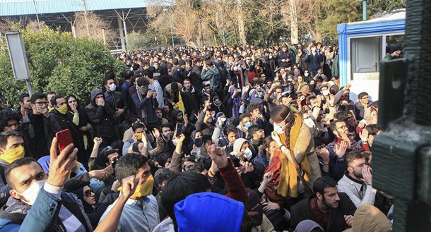 As autoridades do Irã bloquearam o acesso ao Instagram e ao Telegram em meio ao quarto dia seguido de protestos no país, informou a agência Associated Press; segundo a imprensa local, a medida foi adotada para "manutenção da paz" no país; criador do Telegram, Pavel Durov, declarou em sua conta no Twitter que o acesso ao seu serviço de mensagens foi bloqueado após a recusa de fechar as contas dos manifestantes iranianos