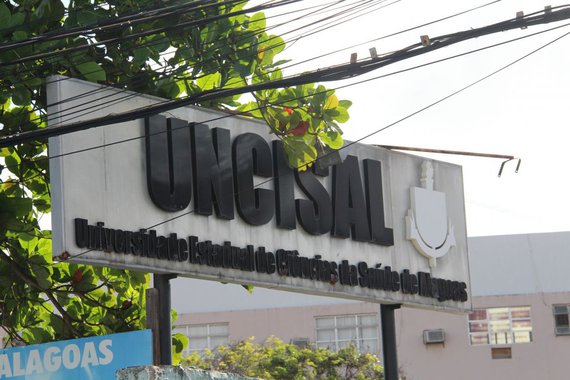 Dirigentes da Universidade Estadual de Ciências da Saúde (Uncisal), após decisão judicial, suspenderam as matrículas dos aprovados no vestibular 2018; também foi tornado nulo o resultado do vestibular até que sejam prestadas informações a respeito da divulgação de duas listas de aprovados; é que o primeiro resultado foi anulado após a empresa responsável pela realização do vestibular, o Instituto OACP, ter detectado erros nos cálculos das notas gerados por um problema técnico 