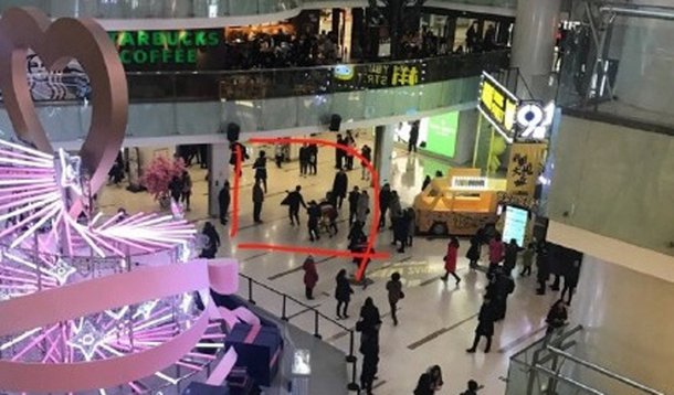 Uma mulher morreu e outras 12 pessoas ficaram feridas depois que um homem realizou um ataque com faca em um shopping em uma área comercial movimentada na capital chinesa, Pequim, informou a polícia no domingo; polícia de Pequim disse em uma breve declaração que eles prenderam um homem durante o ataque no início da tarde no Joy City Mall, no distrito de Xidan