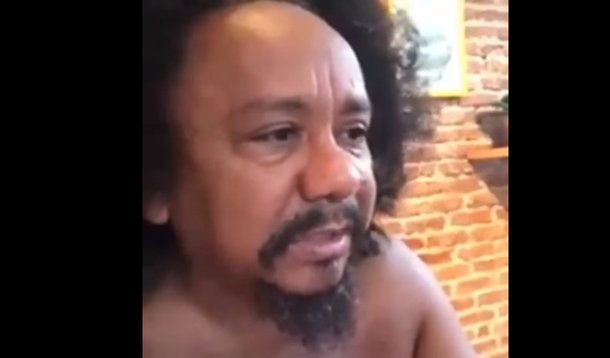 O cantor e compositor Chico César, um dos grandes defensores da democracia na classe artística brasileira, divulgou um poema no dia em que o TRF-4 confirmou a condenação do ex-presidente Lula; "Aos idiotas /Antipatriotas /Vendilhões do templo-nação /Digo não /Aos canalhas /E à toda tralha /Que odeia quem trabalha /Digo: Vês, chegará vossa vez", diz ele; assista ao vídeo 