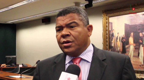 O deputado federal Valmir Assunção (PT-BA) criticou a ação da Polícia Federal na casa do ex-ministro Jaques Wagner; para o deputado, "fica cada vez mais nítido que a estratégia dos setores conservadores é única e exclusivamente destruir o PT, suas lideranças e movimentos sociais"; segundo Assunção, "a ação espalhafatosa contra Wagner é mais um ato do golpe"