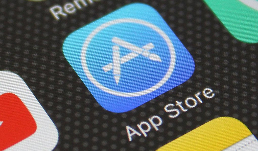 Mercado global de apps creceu cerca de 35% em 2017 alcançando próximo de US$ 60 bilhões; dado foi levantado pelo relatório da Sensor Tower, firma de app intelligence, que realizou pesquisa que mediu o número de apps pagos, assinaturas e compras em apps tanto da Apple como do Google Play; o relatório mostrou que a Apple cresceu 34.7% e a Google Play 34.2% em relação a 2016; em termos financeiros, a Apple de US$ 28,6 bilhões foi para US$ 38,5 bilhões e o Google Play de US$ 15 bilhões foi para US$ 20,1 bilhões; juntas elas faturaram um total de US$ 58,7 bilhões no ano passado