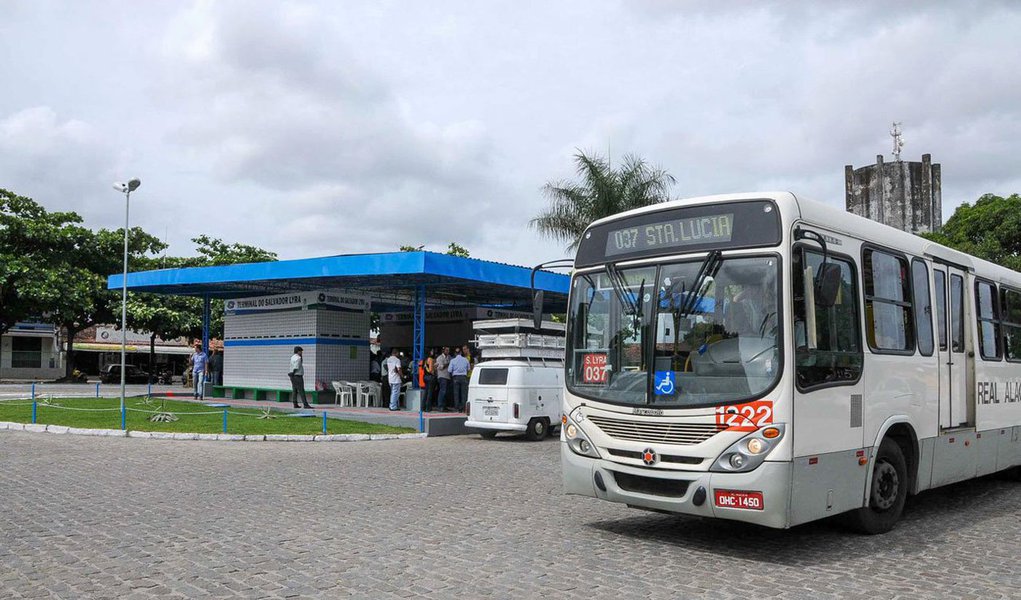 Os empresários de transporte da capital alagoana divulgaram as planilhas usadas para embasar a necessidade do reajuste de 15% das passagens de ônibus na cidade; as empresas usam a queda no número de passageiros e o aumento do diesel como justificativa para o reajuste