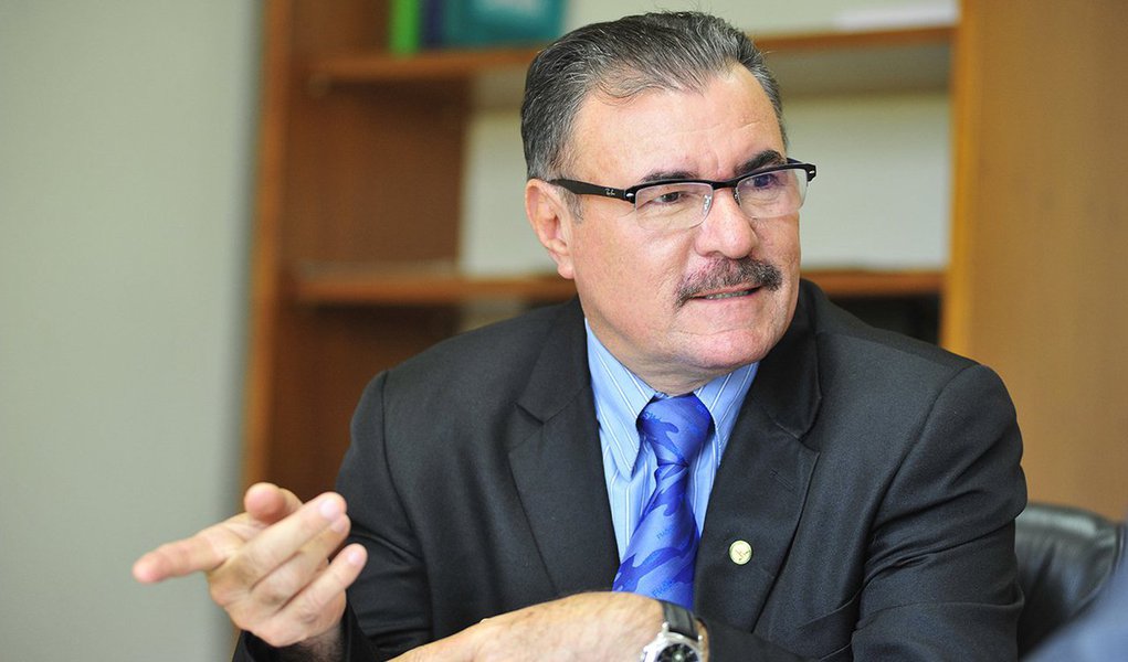 O deputado federal Cícero Almeida vai articular para que a Câmara dos Deputados combata as notícias falsas na internet – os chamados “fake news”; para ele, ‘o nível de irresponsabilidade nessa questão chegou a tal ponto que 'os agentes transmissores e receptores das notícias falsas multiplicam-se em ações criminosas contra a alma e a honra alheias de forma impune’; “o parlamento brasileiro precisa agir neste caso em parceria com as instituições fiscalizadoras para evitar a generalização do mal provocado", disse Almeida