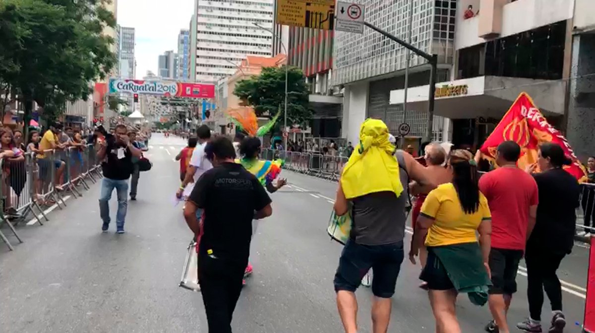 O senso comum diz que Curitiba tem o carnaval mais “animado” do mundo. Será mesmo verdade ou é apenas maldade com a capital paranaense? Assista ao vídeo e confira com seus próprios olhos...