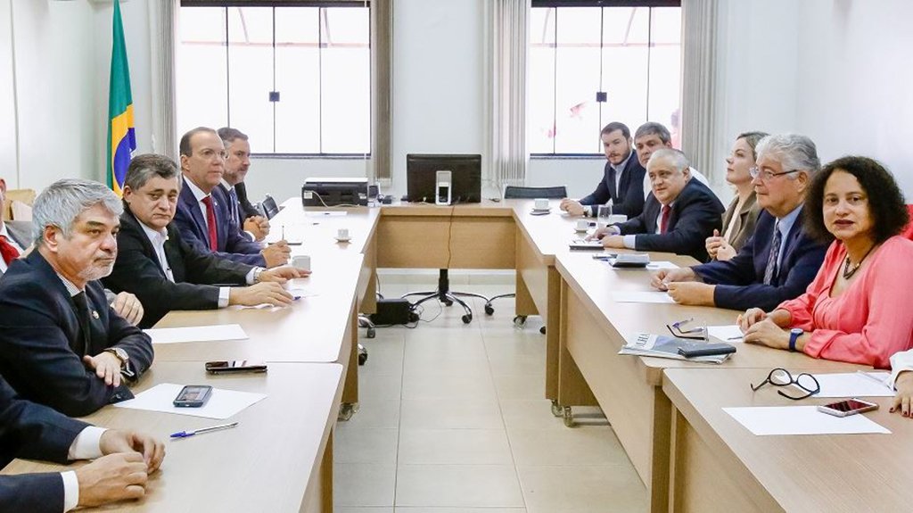 O líder da Oposição no Senado, Humberto Costa (PT-PE), se reuniu com líderes das bancadas do PT, PDT, PCdoB, PSB e PSOL da Casa e da Câmara, e afirmou que a frente tem como objetivo defender soberania e a democracia; “Uma coisa está clara para nós nesta volta do recesso parlamentar e depois da condenação de Lula: vamos aumentar a nossa resistência e poder de fogo no Congresso Nacional e nas ruas contra essa nefasta reforma da Previdência e contra a privatização da Eletrobrás, cuja proposta já está na Câmara dos Deputados”, disse