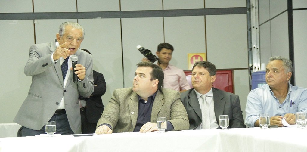 Câmara Deliberativa do Transporte Coletivo (CDTC) aprovou, na tarde desta segunda-feira (22/1), a proposta que reajusta a tarifa do ônibus na região metropolitana de Goiânia para R$ 4,00. O novo valor passa a valer a partir desta quarta-feira; o prefeito Iris Rezende (MDB) deixou a reunião antes que o reajuste de 30 centavos fosse sacramentado; alegando outro compromisso na agenda, Iris pediu licença, mas anunciou seu voto favorável ao aumento; o transporte coletivo de Goiânia é um dos piores do País. Os usuários convivem com ônibus velhos, atrasos nas linhas, pontos de ônibus deteriorados e o preço da passagem na Grande Goiânia é um dos mais altos entre todas as capitais