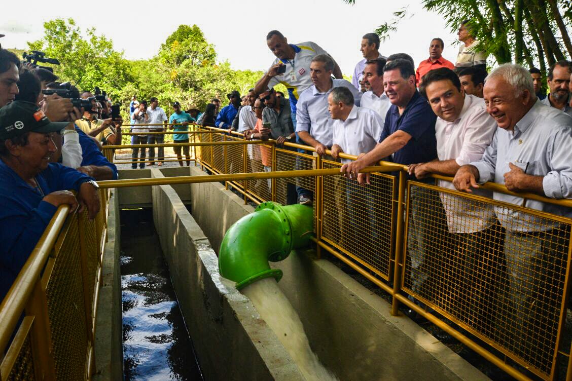 O governador Marconi Perillo e e o vice-governador Zé Eliton voltam a Anápolis para mais uma entrega de obra, agora a Transposição do Rio Capivari ao Ribeirão Piancó II, que faz parte do plano de ação do governo para "garantir o abastecimento de água pelos próximos 40 anos", informaram o governador e o vice; "Um dos maiores gargalos está sendo definitivamente resolvido com os investimentos novos e com o que já foi feito, uma parceira do Governo do Estado com a Prefeitura, Caixa e o Ministério das Cidades", ressaltou Marconi que citou outras obras estruturantes na área de saneamento, como a de Goiânia, onde será feita "a transposição da água do Sistema Mauro Borges para o Rio Meia Ponte"