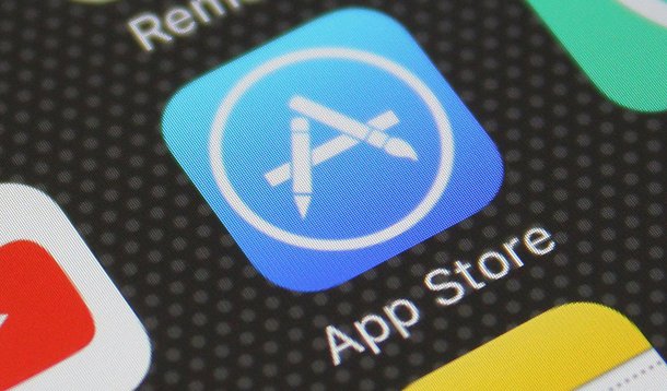 Mercado global de apps creceu cerca de 35% em 2017 alcançando próximo de US$ 60 bilhões; dado foi levantado pelo relatório da Sensor Tower, firma de app intelligence, que realizou pesquisa que mediu o número de apps pagos, assinaturas e compras em apps tanto da Apple como do Google Play; o relatório mostrou que a Apple cresceu 34.7% e a Google Play 34.2% em relação a 2016; em termos financeiros, a Apple de US$ 28,6 bilhões foi para US$ 38,5 bilhões e o Google Play de US$ 15 bilhões foi para US$ 20,1 bilhões; juntas elas faturaram um total de US$ 58,7 bilhões no ano passado