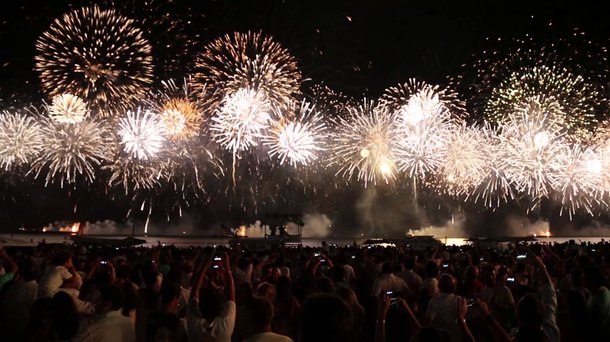 A taxa de ocupação na rede hoteleira do Rio de Janeiro é, neste momento, de 87% e a previsão da Riotur é que até o réveillon seja superior aos 90%; esse percentual é considerado ainda mais significativo porque o número de quartos na cidade subiu de 20 mil para 58 mil nos últimos ano; ocupação é maior nos hotéis de Ipanema e Leblon, onde já atinge 92%; em Copacabana e no Leme, a taxa está em 91%, assim como em Botafogo; oito em cada dez turistas que estão no Rio para o fim do ano são brasileiros