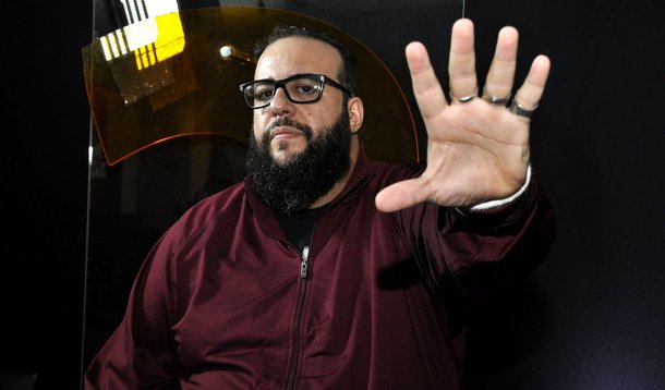 O escritor, editor e ativista Ferréz, um dos principais nomes da literatura marginal no Brasil, estreou nesta sexta-feira um novo programa da TV 247, que irá tratar de cultura, especialmente nas periferias, ideologia e também do combate permanente à disciminação; "Você assiste uma televisão que não tem gente da sua cor, que não tem gente que fala do seu jeito, que não te inspira nas batalhas do dia-a-dia e nós estamos aqui com uma missão, que é trazer informação e ajudar também na formação. O sistema é a doença. Informação é a cura"