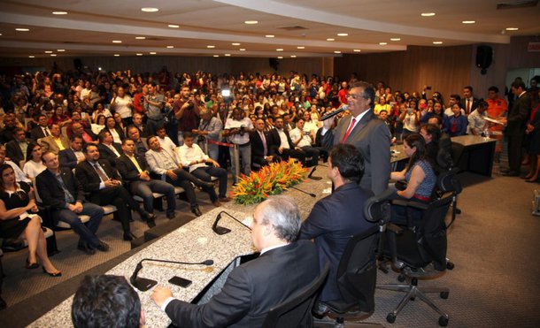 Em ranking divulgado pelo portal G1, o governo do Maranhão aparece na liderança como o estado que mais cumpriu as promessas de campanha; para comemorar o feito, o governador Flávio Dino resolveu homenagear 16 servidores em nome de todos os funcionários públicos estaduais