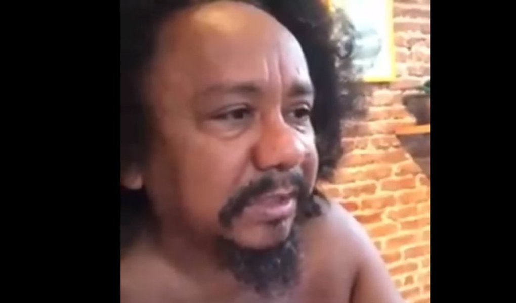 O cantor e compositor Chico César, um dos grandes defensores da democracia na classe artística brasileira, divulgou um poema no dia em que o TRF-4 confirmou a condenação do ex-presidente Lula; "Aos idiotas /Antipatriotas /Vendilhões do templo-nação /Digo não /Aos canalhas /E à toda tralha /Que odeia quem trabalha /Digo: Vês, chegará vossa vez", diz ele; assista ao vídeo 