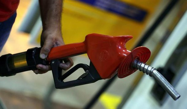 Petrobras anunciou que elevará os preços da gasolina em 0,7% nas refinarias a partir de quarta-feira (10), na primeira alta neste ano; reajuste faz parte da nova sistemática de formação de preços da estatal, em vigor desde julho e que prevê alterações quase que diárias nas cotações dos combustíveis