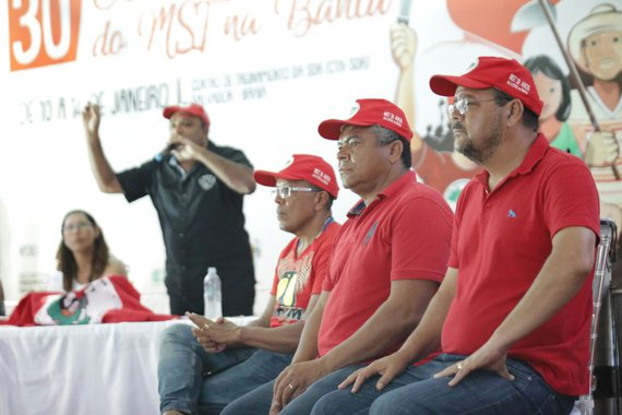 O trigésimo encontro estadual do MST da Bahia foi finalizado no domingo (14) com a eleição dos novos dirigentes nacionais do movimento e com a escolha dos pré-candidatos que vão para as urnas em outubro de 2018 representando os sem-terra; além da defesa ao ex-presidente Lula, o MST também ratificou apoio à reeleição do governador Rui Costa e à eleição do secretário de Desenvolvimento Econômico, Jaques Wagner, para o Senado; os nomes para a chapa proporcional são o do deputado federal Valmir Assunção (PT-BA) e dos candidatos estaduais Mário Jacó e Luiz Carlos Suíca (vereador de Salvador)