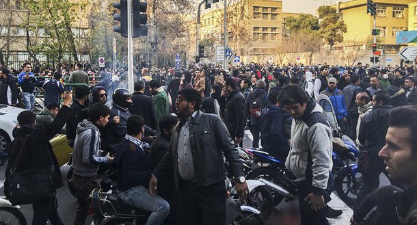 Dez pessoas morreram durante os protestos nas ruas do Irã no domingo, informou a televisão estatal iraniana nesta segunda-feira; protestos em todo o país atraíram dezenas de milhares de pessoas, no embate mais ousado contra a liderança do Irã desde os conflitos pró-reforma em 2009; convocação de novas manifestações para esta segunda-feira aumenta a possibilidade de uma instabilidade prolongada
