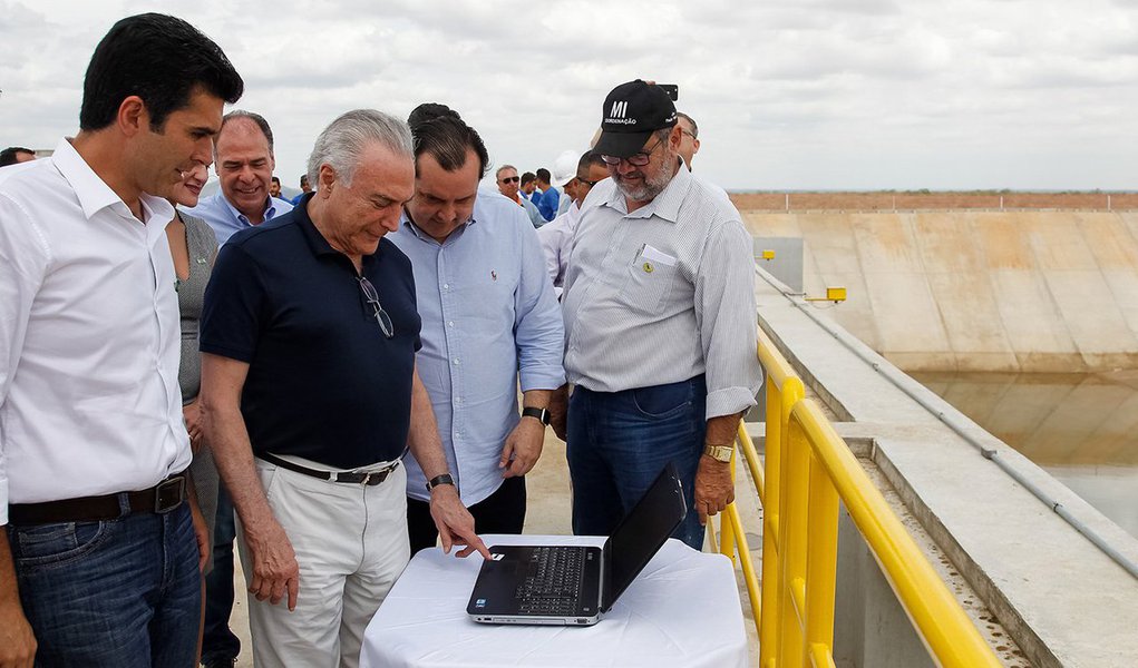 Michel Temer anunciou que o governo irá autorizar a realização de estudos visando uma possível integração das bacias do São Francisco com a Bacia do Tocantins. O anúncio foi feito durante a cerimônia de entrega da Estação de Bombeamento 2 (EBI-2) do Eixo Norte do projeto de transposição do Rio São Francisco, em Cabrobó, Sertão de Pernambuco