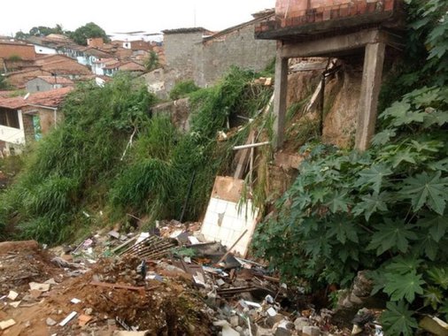 Por conta do alto volume de chuvas que caíram na capital durante o final de semana, a Defesa Civil Estadual alerta que o grande perigo monitorado pelas equipes é a situação das barreiras situadas nas grotas de Maceió; um deslizamento já provocou a morte de uma criança de três anos, durante o desabamento de uma casa na Grota do Pau D’Arco; previsão para esta segunda-feira (19) é de chuva rápida e intensa em toda a Região Metropolitana