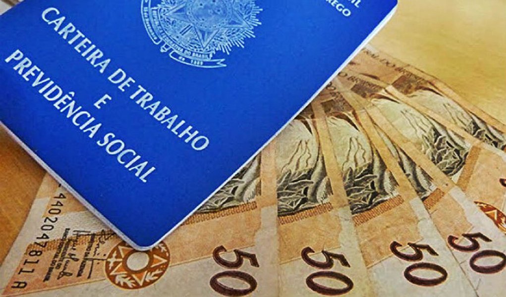 O reajuste do salário mínimo ficou abaixo da inflação de 2017, divulgada pelo IBGE; segundo cálculo feito com base no Índice Nacional de Preços ao Consumidor (INPC), o acumulado foi de 2,07% no ano; mas o governo utilizou o percentual de 1,81% para calcular o reajuste, que entrou em vigor em 1º de janeiro; se fosse corrigido pela inflação observada, o salário mínimo teria subido de R$ 937 para R$ 956, e não para R$ 954; com a diferença, o governo pretende economizar R$ 3,4 bilhões, sendo a menor correção aplicada ao salário mínimo desde 1995, primeiro ano após a criação do Real