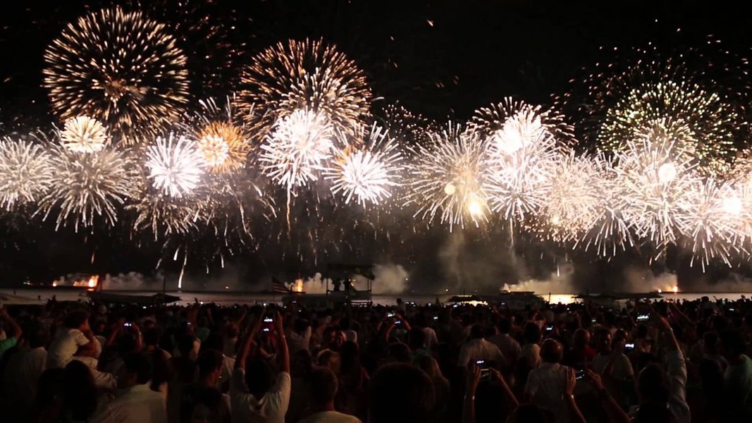 A taxa de ocupação na rede hoteleira do Rio de Janeiro é, neste momento, de 87% e a previsão da Riotur é que até o réveillon seja superior aos 90%; esse percentual é considerado ainda mais significativo porque o número de quartos na cidade subiu de 20 mil para 58 mil nos últimos ano; ocupação é maior nos hotéis de Ipanema e Leblon, onde já atinge 92%; em Copacabana e no Leme, a taxa está em 91%, assim como em Botafogo; oito em cada dez turistas que estão no Rio para o fim do ano são brasileiros