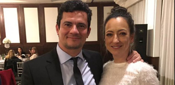 O jornalista Joaquim de Carvalho, do Diário do Centro do Mundo, criticou a advogada Rosângela Wolf Moro, esposa do juiz federal Sérgio Moro, que quis orientar o voto do eleitor, em post em sua página no Facebook; Carvalho destacou o excesso de comentários negativos no post da esposa do juiz e afirma que são reflexos da rejeição da população à atuação de Moro; "A mulher de Moro ainda se acha em condições de ensinar o povo a votar porque acredita que seu público nunca descobrirá a verdade — por exemplo, o vínculo que ela e o marido têm com políticos como o empresário Joel Malucelli, suplente do senador Álvaro Dias, ou com o tucano Flávio Arns", diz ele