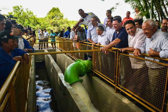 O governador Marconi Perillo e e o vice-governador Zé Eliton voltam a Anápolis para mais uma entrega de obra, agora a Transposição do Rio Capivari ao Ribeirão Piancó II, que faz parte do plano de ação do governo para "garantir o abastecimento de água pelos próximos 40 anos", informaram o governador e o vice; "Um dos maiores gargalos está sendo definitivamente resolvido com os investimentos novos e com o que já foi feito, uma parceira do Governo do Estado com a Prefeitura, Caixa e o Ministério das Cidades", ressaltou Marconi que citou outras obras estruturantes na área de saneamento, como a de Goiânia, onde será feita "a transposição da água do Sistema Mauro Borges para o Rio Meia Ponte"