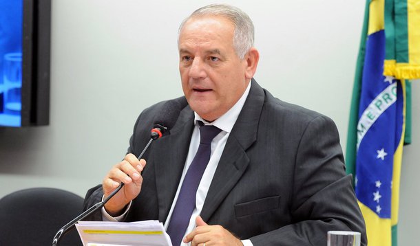 Um dos defensores desse entendimento é o deputado federal Givaldo Carimbão (PHS) que, inclusive, chama de a chapa dos “lisos”; ela seria capaz de garantir vagas na Assembleia para candidatos com potencial entre 5 mil e 10 mil votos e eleger de dois a três deputados; “Nada mais justo do que criar oportunidades para verdadeiras lideranças de vários setores que não podem se eleger deputado estadual hoje somente por falta de dinheiro”, explica o parlamentar; como eleição e matemática caminham juntas na análise de quantos votos são necessários para eleger parlamentares, talvez essa seja a saída dos "lisos"
 