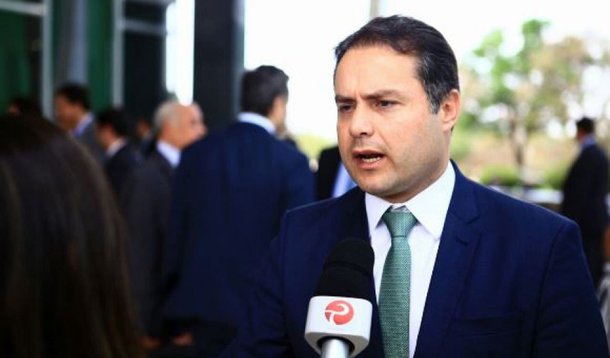 Apontado em pesquisas como favorito, o governador Renan Filho (MDB) vai começar esta semana a definir a composição das chapas para deputado estadual, federal, governo e Senado; estratégia inicial é criar um chapão de estadual e outro de federal, além de consolidar os nomes que vão para disputar a majoritária; alguns partidos da base devem apoiar a reeleição de Renan Filho e assumir compromisso com Renan Calheiros para o Senado, mas em outra coligação na proporcional, casos do PRTB, PPS, Avante, PV e Podemos
