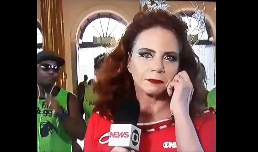 A jornalista Leilanne Neubarth, da Globonews, ficou visivelmente irritada durante transmissão ao vivo do carnaval nesta segunda-feira, 12; enquanto chamava o repórter Vitor Ferreira, um grupo de sambistas atrás da jornalista entoou: "vai dar PT, vai dar, vai dar PT vai dar"; confira a cena: