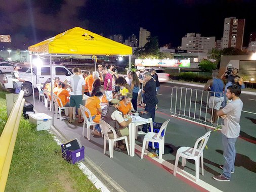 Na mobilização nacional das Operações Lei Seca, realizada entre sábado (13) e domingo (14), na Bahia, 1,8 mil condutores foram abordados e 1,1 mil fizeram o teste do bafômetro, com o registro de 76 motoristas dirigindo embriagados; a ação foi promovida pelo Departamento Estadual de Trânsito (Detran), em conjunto com a Polícia Militar (PM) e a Polícia Rodoviária Federal (PRF)