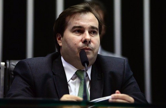 Cogitado pelo DEM para disputar a presidência da República, o presidente da Câmara dos Deputados, Rodrigo Maia (RJ), fez uma caminhada na orla do Lago Paranoá, em Brasília; segundo a coluna Expresso, o democrata confirmou que o exercício faz parte dos preparativos para aguentar uma campanha presidencial neste ano; se realmente for candidato, o parlamentar terá a difícil tarefa de defender o legado do golpe; além de atacar duramente os direitos dos trabalhadores, o governo de Michel Temer ainda não conseguiu fazer o País sair da recessão