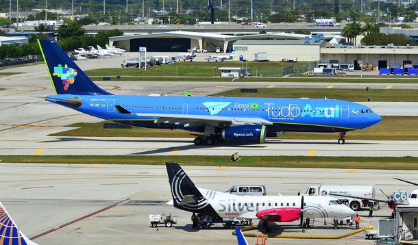 Demanda global por transporte aéreo cresceu 8 por cento em novembro, no ritmo mais rápido em cinco meses, segundo dados da Associação Internacional de Transporte Aéreo (Iata); capacidade medida em assentos-quiômetros disponíveis subiu 6,3%, e o fator carga aumentou 1,2 pontos percentuais, para 80,2%