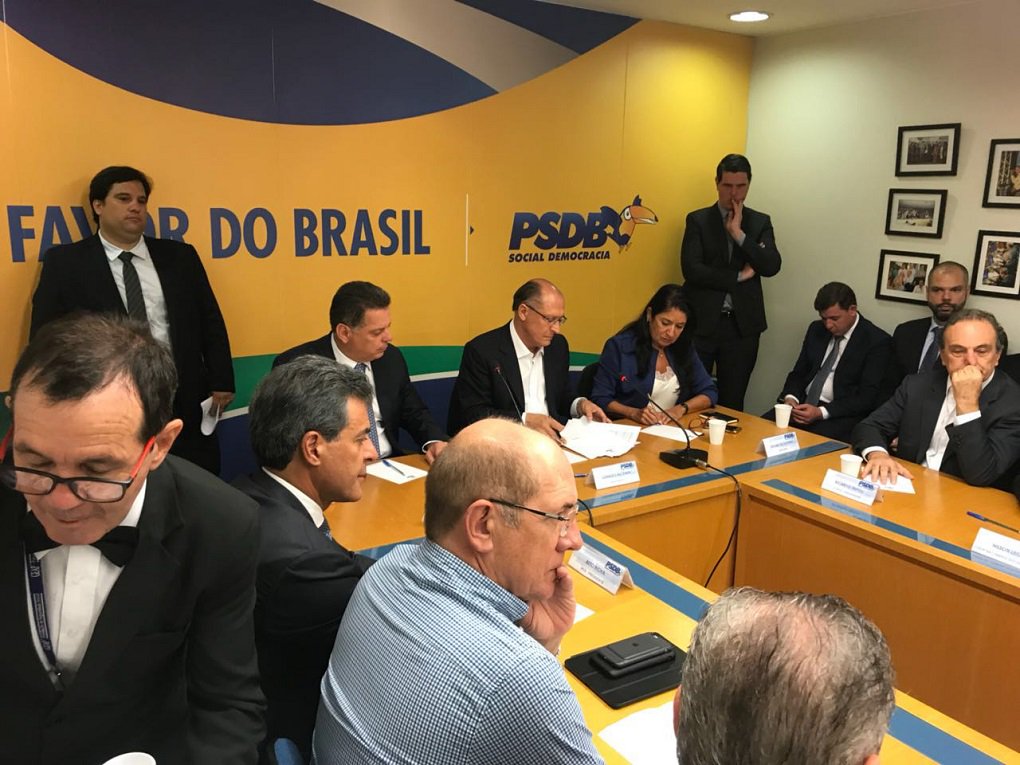 O governador Marconi Perillo comandou nesta quarta-feira (7), em Brasília, durante a primeira reunião da Executiva Nacional do PSDB, o debate em torno da definição das regras para a realização das prévias que definirão o candidato do partido para a disputa deste ano pela Presidência da República; presidente do PSDB, Geraldo Alckmin passou a Marconi a condução das discussões sobre as primárias; líderes tucanos elogiaram a condução dos trabalhos por Marconi e acataram a sugestão do governador para a criação de comissão formada por ex-presidentes nacionais da legenda para discussão e definição das regras das prévias presidenciais, a ser apresentada em 24 horas à Executiva Nacional