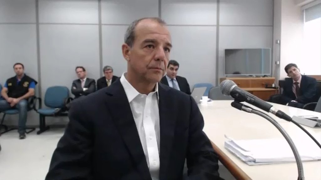 O ex-companheiro de cela do ex-governador Sérgio Cabral foi transferido por determinação da Secretaria Estadual de Administração Penitenciária (Seap) do Rio, depois de relatar pressões da direção do presídio para assumir a autoria da plano de instalar um cinema VIP na cadeia; de acordo com relato do ex-policial militar Flávio Mello dos Santos à Corregedoria da Seap e ao MP-RJ, ele foi ameaçado de retaliação pela direção da cadeia pública José Frederico Marques, em Benfica, caso não afirmasse que a ideia da instalação do cinema na unidade era de sua responsabilidade