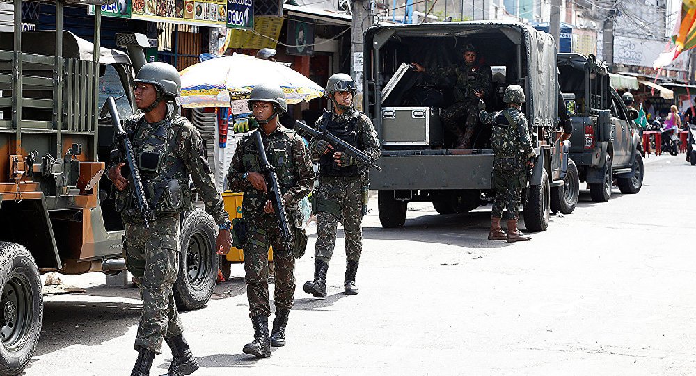 Na manhã desa terça-feira um militar do Exército brasileiro foi morto durante assalto na zona oeste do Rio de Janeiro; o crime ocorreu na Estrada Rio-São Paulo, próximo a Campo Grande; as informações divulgadas pelo batalhão local dão conta de que o militar passou por um arrastão enquanto dirigia na via; ele teria sido baleado ao tentar reagir ao assalto; a polícia segue no local para aguardar a perícia
