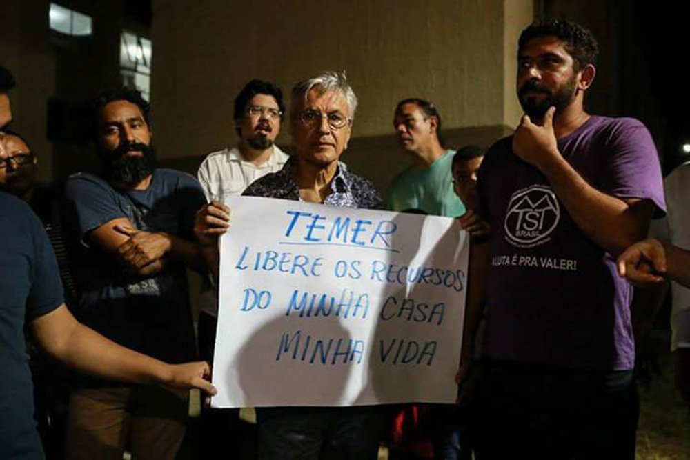 O cantor e compositor Caetano Veloso encontrou na semana passada, em Fortaleza, militantes do MTST, no conjunto habitacional José Euclides Ferreira Gomes - o nome do local é o do pai dos irmãos Ciro, Cid e Ivo Gomes; Caetano foi conhecer e conversar com os moradores do conjunto, onde o MTST conquistou o direito a 200 moradias, das quais 100 já foram entregues; "O poder tem que ser minimamente racional, dialogar com todas as áreas da sociedade. É o mínimo. Não dá mais para ficar como é, embora esteja pior"