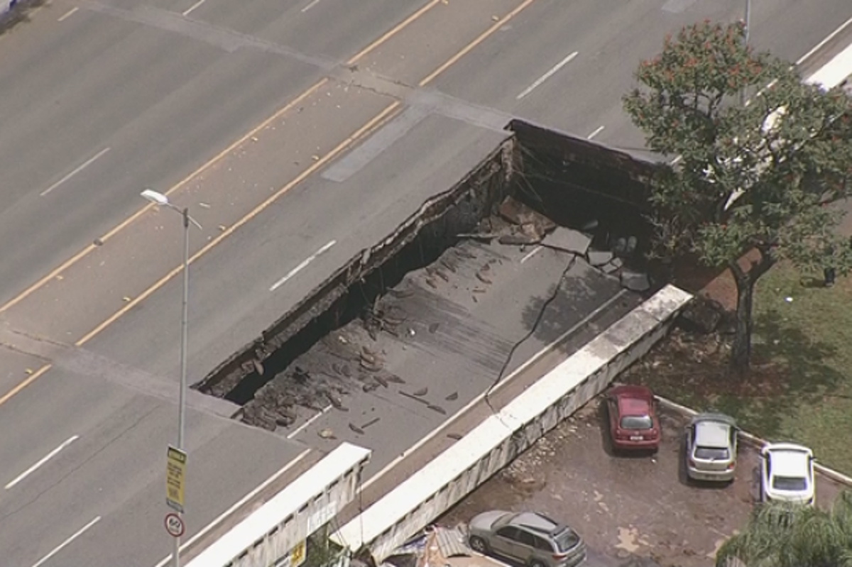 Parte da estrutura de um viaduto desabou na manhã desta terça-feira (6) no centro de Brasília. O local é próximo à rodoviária de ônibus urbanos e ainda não há informações sobre feridos ou vítimas; conhecida como "Eixão", a via liga as asas Sul e Norte do plano piloto e na galeria sob o viaduto funciona uma churrascaria; é o segundo evento do gênero em menos de uma semana: no domingo (4), o teto da garagem de um prédio desabou, destruindo 25 veículos