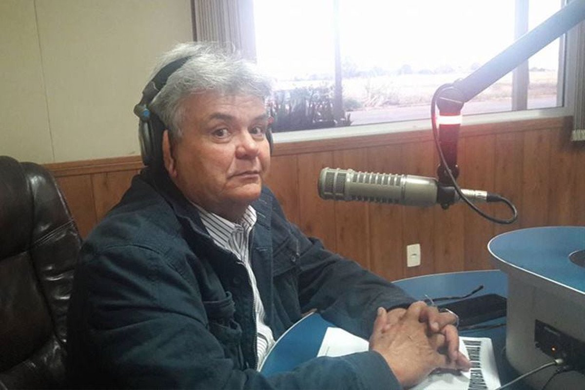 A Polícia Civil prendeu, nesta quarta-feira (21), o ex-deputado João de Deus; batizada de “Cheque-Mate”, a operação investiga crimes cometidos na gestão de João de Deus como prefeito em Água Fria de Goiás: cheques eram depositados em nome de um servidor sem que ele tivesse conhecimento; segundo o Ministério Público, os investigados forjaram contratos de prestação de serviços e emitiam cheques nos valores dos contratos, utilizando a conta do  “laranja”