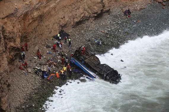 Ao menos 48 pessoas morreram na terça-feira quando um ônibus de passageiros despencou de um penhasco à beira do mar em uma perigosa estrada ao norte da capital peruana, Lima, disseram bombeiros e a polícia do país; o acidente aconteceu quando o ônibus, que se dirigia a Lima, colidiu com um caminhão e caiu de um penhasco na área de Pasamayo, na altura do quilômetro 48 da rodovia Panamericana Norte