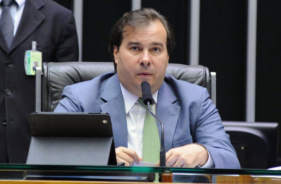 A Câmara dos Deputados, presidida por Rodrigo Maia (DEM-RJ), incluiu na pauta da sessão de segunda-feira (19), a análise do decreto presidencial que determina a intervenção federal na área da segurança do Rio de Janeiro; o parlamentar pretende votar o decreto no mesmo dia; o democrata também deve escolher no fim de semana e comunicar o plenário na segunda-feira (19) quem será o relator da matéria; técnicos da Câmara recomendaram o presidente da Casa suspenda a tramitação de todas as PECs em andamento na Casa