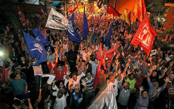 Metalúrgicos do ABC aprovaram a realização de greve no próximo dia 19 contra a reforma da Previdência. A decisão foi tomada por unanimidade na noite desta quarta-feira (8) em assembleia popular realizada em frente à sede do Sindicato dos Metalúrgicos do ABC (SMABC), em São Bernardo do Campo, que também contou com a participação de parlamentares, movimentos sociais e outras categorias profissionais; "Resistiremos, unidos, à reforma trabalhista, ao processo de terceirização e ao projeto de reforma da Previdência", afirmou o presidente do sindicato, Wagner Santana 