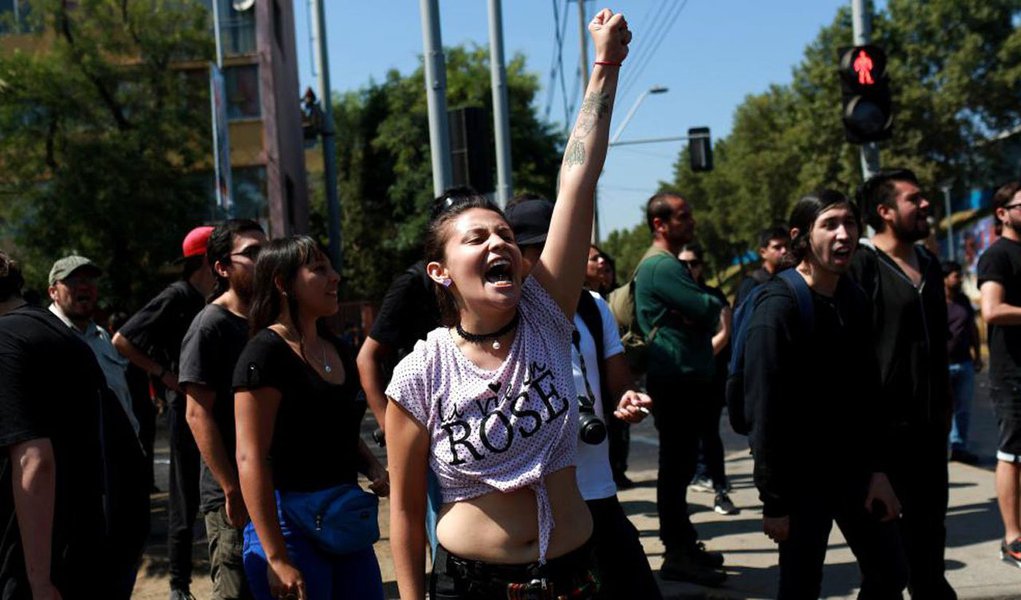 É o que informa a imprensa chilena; os manifestantes marcharam com cartazes contra os 80 padres acusados de abuso sexual contra menores de idade desde 2000 no Chile, um escândalo abaixou a popularidade da Igreja Católica e o aumentou da desconfiança do povo chileno no clero; manifestantes também protestaram contra o alto gasto que os três dias de visita do Papa ao Chile significarão, que pode alcançar os US$ 6 milhões