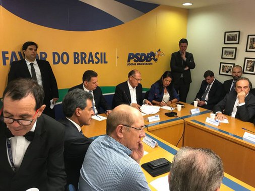 O governador Marconi Perillo comandou nesta quarta-feira (7), em Brasília, durante a primeira reunião da Executiva Nacional do PSDB, o debate em torno da definição das regras para a realização das prévias que definirão o candidato do partido para a disputa deste ano pela Presidência da República; presidente do PSDB, Geraldo Alckmin passou a Marconi a condução das discussões sobre as primárias; líderes tucanos elogiaram a condução dos trabalhos por Marconi e acataram a sugestão do governador para a criação de comissão formada por ex-presidentes nacionais da legenda para discussão e definição das regras das prévias presidenciais, a ser apresentada em 24 horas à Executiva Nacional