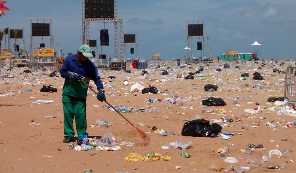 mutirão de limpeza da Prefeitura do Recife recolheu cerca de 50 toneladas de lixo das praias do Pina e Boa Viagem, na capital pernambucana, onde aconteceram as principais festas em comemoração à passagem de ano; os 443 garis iniciaram os trabalhos de coleta de milhares de garrafas, sacos e copos plásticos, além de flores que foram jogadas ao mar, às 4h30 da manhã desta segunda-feira (1)