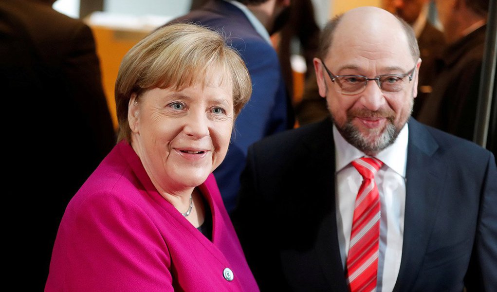 Os conservadores da chanceler alemã, Angela Merkel, e o Partido Social-Democrata (SPD) chegaram a um acordo formal de coalizão nesta quarta-feira; importantes negociadores sociais-democratas disseram em mensagem publicada nas redes sociais que chegaram ao acordo, junto com uma foto do líder do SPD, Martin Schulz, sorrindo com negociadores do partido; “Cansados, mas felizes. Há um acordo! Finalmente. Agora, os detalhes finais estão sendo colocados em texto. Depois, os 35 negociadores do SPD irão avaliá-lo”