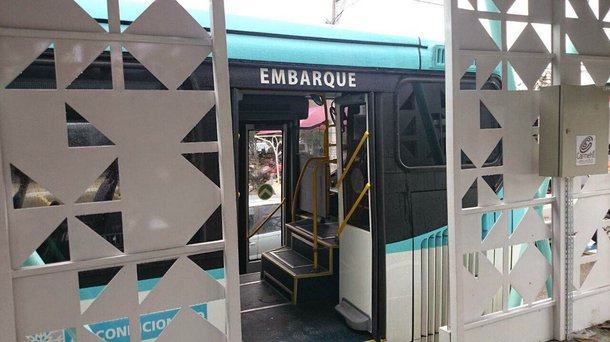 O prefeito Roberto Cláudio (PDT) informou, na noite desta segunda-feira (8), que o reajuste da tarifa de ônibus deverá ser fechado até o fim deste mês. "A gente vai decidir com a Etufor (Empresa e Transporte Urbano de Fortaleza). Temos até o fim de janeiro para decidir. Não temos planilha fechada. Ela deve fechar no próximo dia 15", afirmou. O reajuste da tarifa no ano passado foi o maior desde fevereiro de 2003